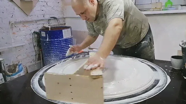 Изготавливаю лепную розетку.